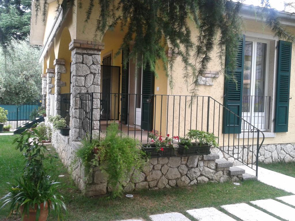 Residenza Le Logge Aparthotel Torri Del Benaco Exteriör bild